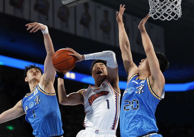 多米APP下载詹姆斯韦德赛后新闻发布会谈吹气防守